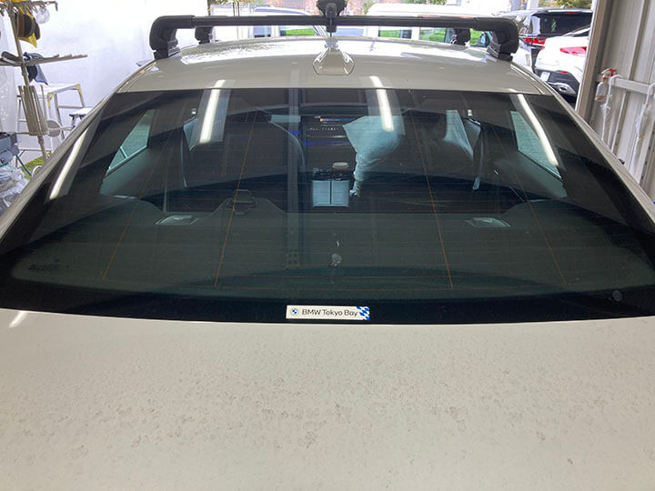 令和7年BMW5シリーズセダンのカーフィルム施工前のリアガラス
